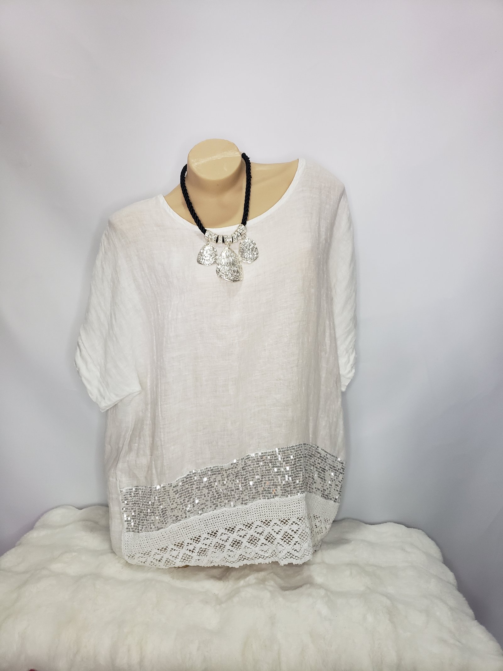 Remera lino guarda lentejuelas y crochet