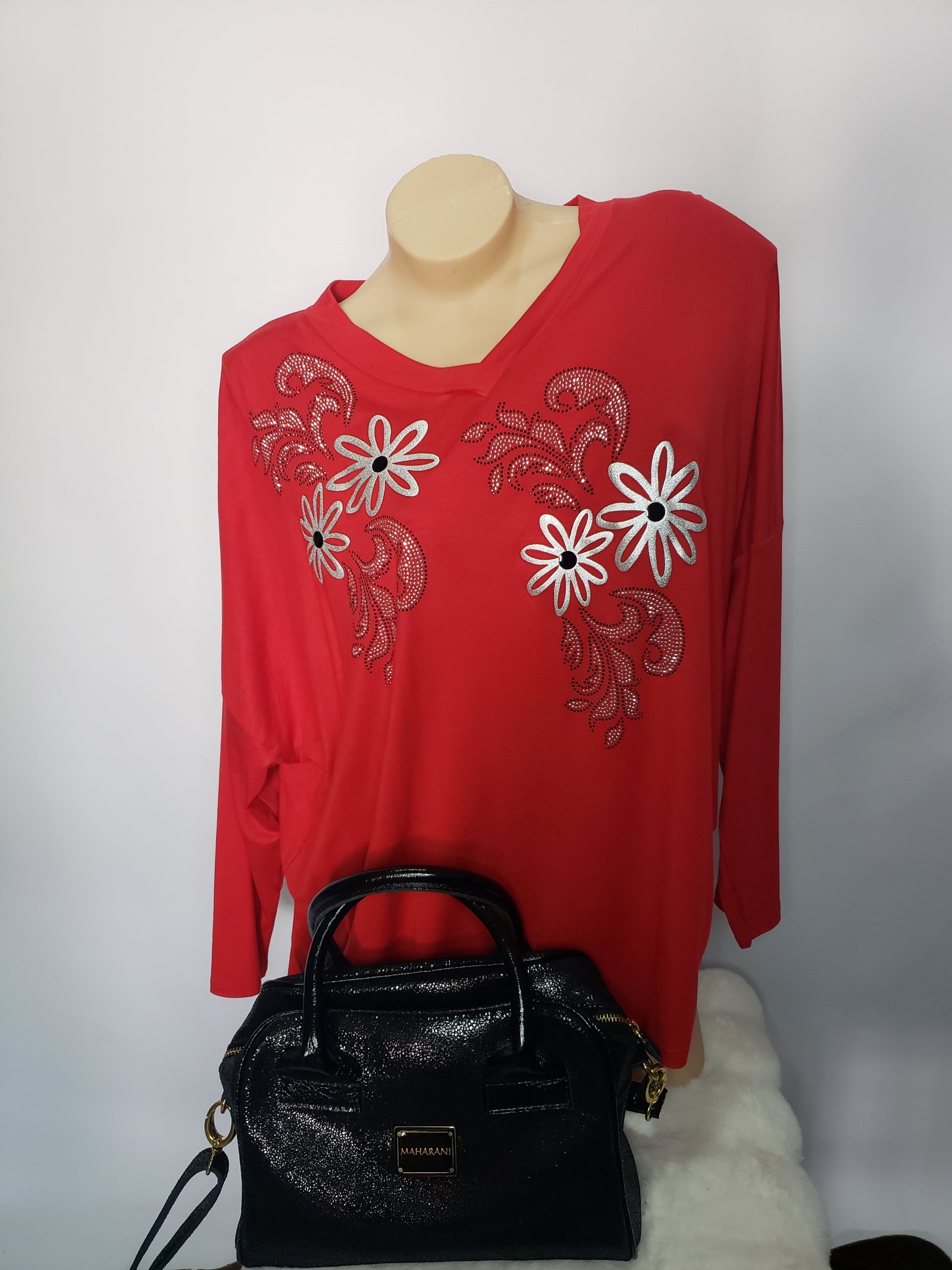 REMERÓN DE MODAL COLORADO CON MARGARITAS DE TELA CALADAS